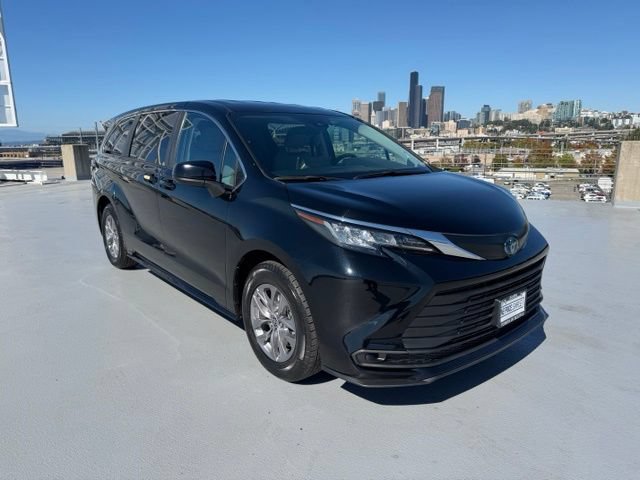 Used 2023 Toyota Sienna LE FWD image 1