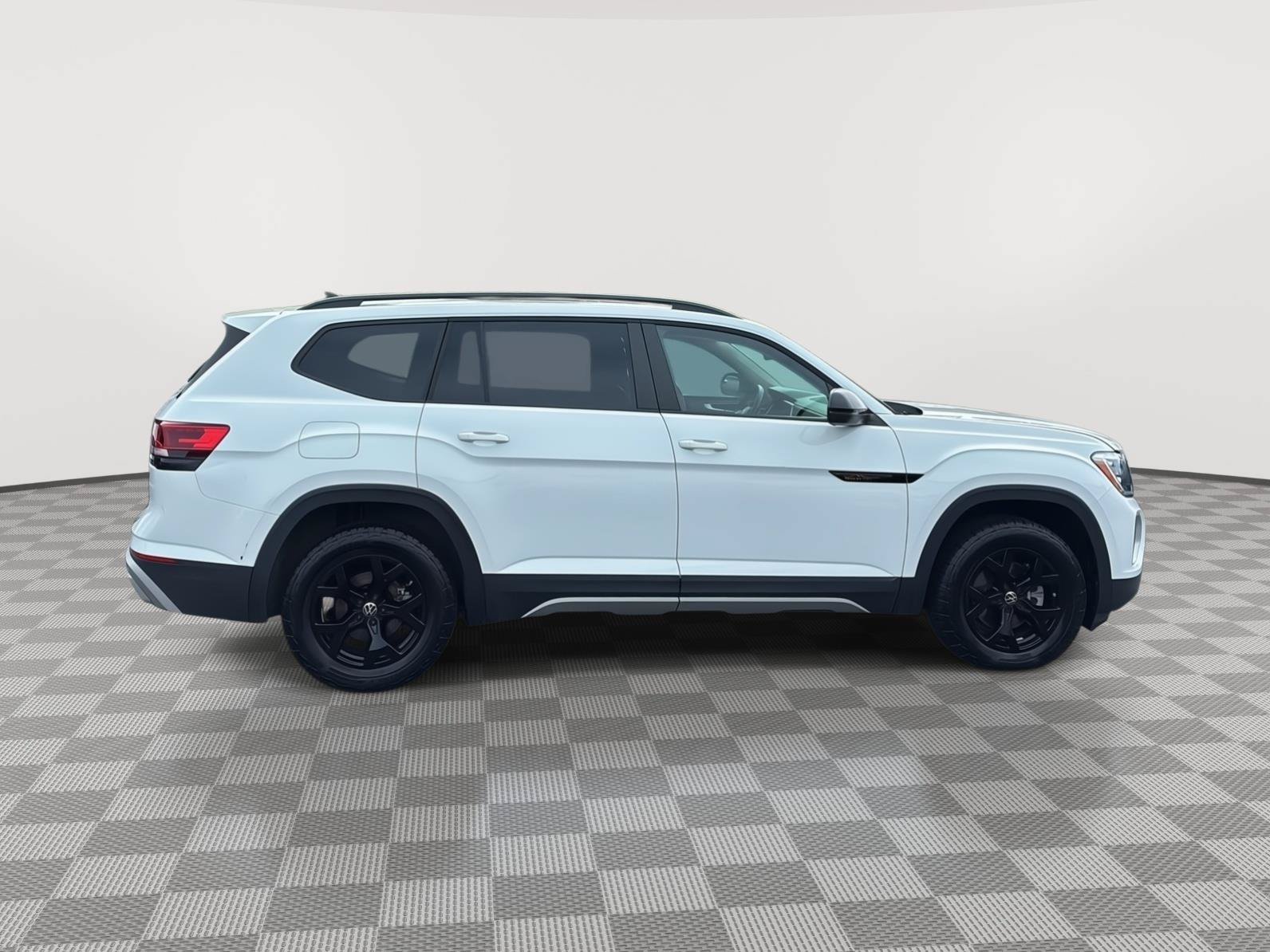 Used 2024 Volkswagen Atlas Peak Edition SE AWD/4WD image 4