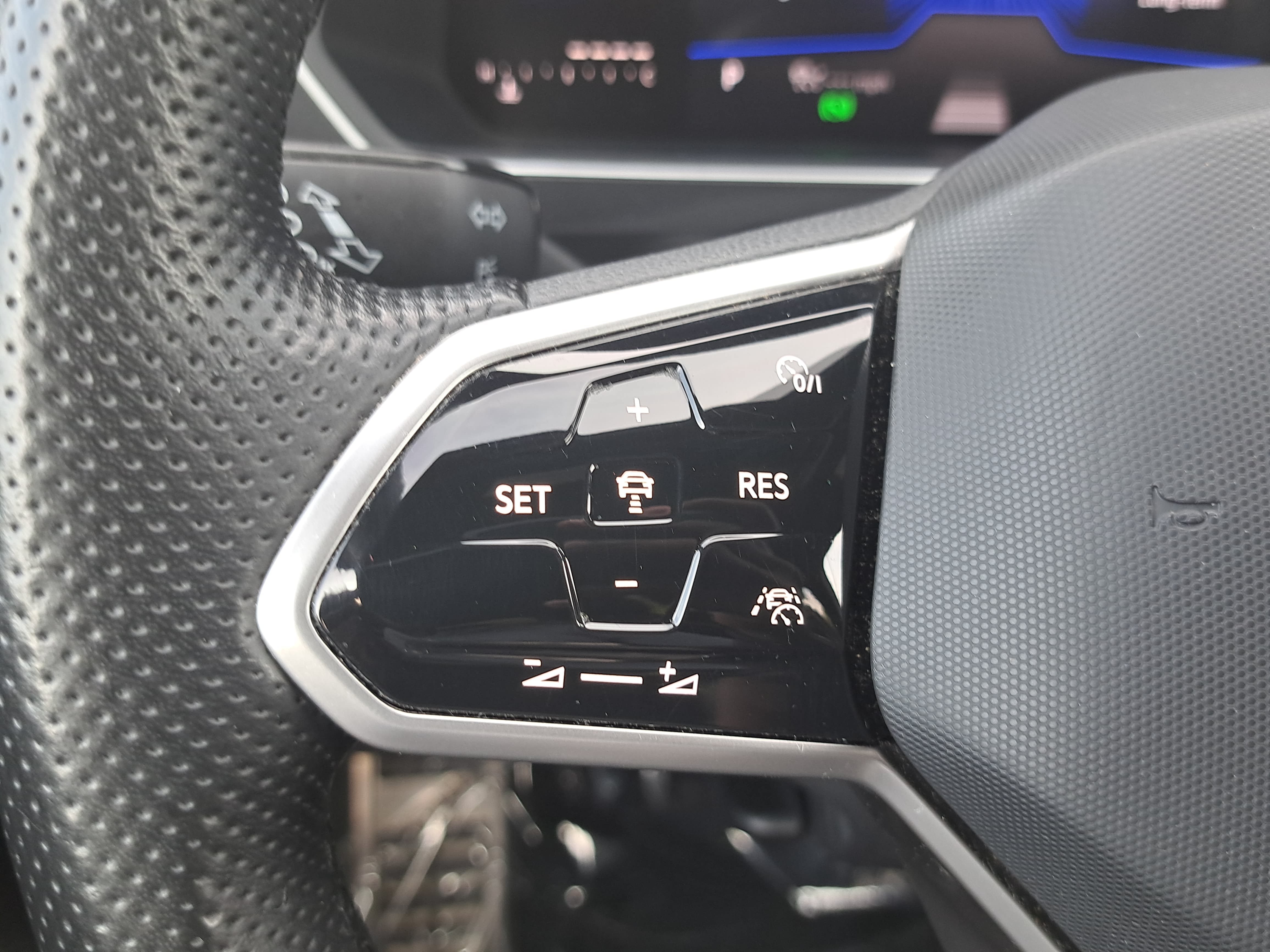 Used 2023 Volkswagen Tiguan SE R-Line FWD image 17