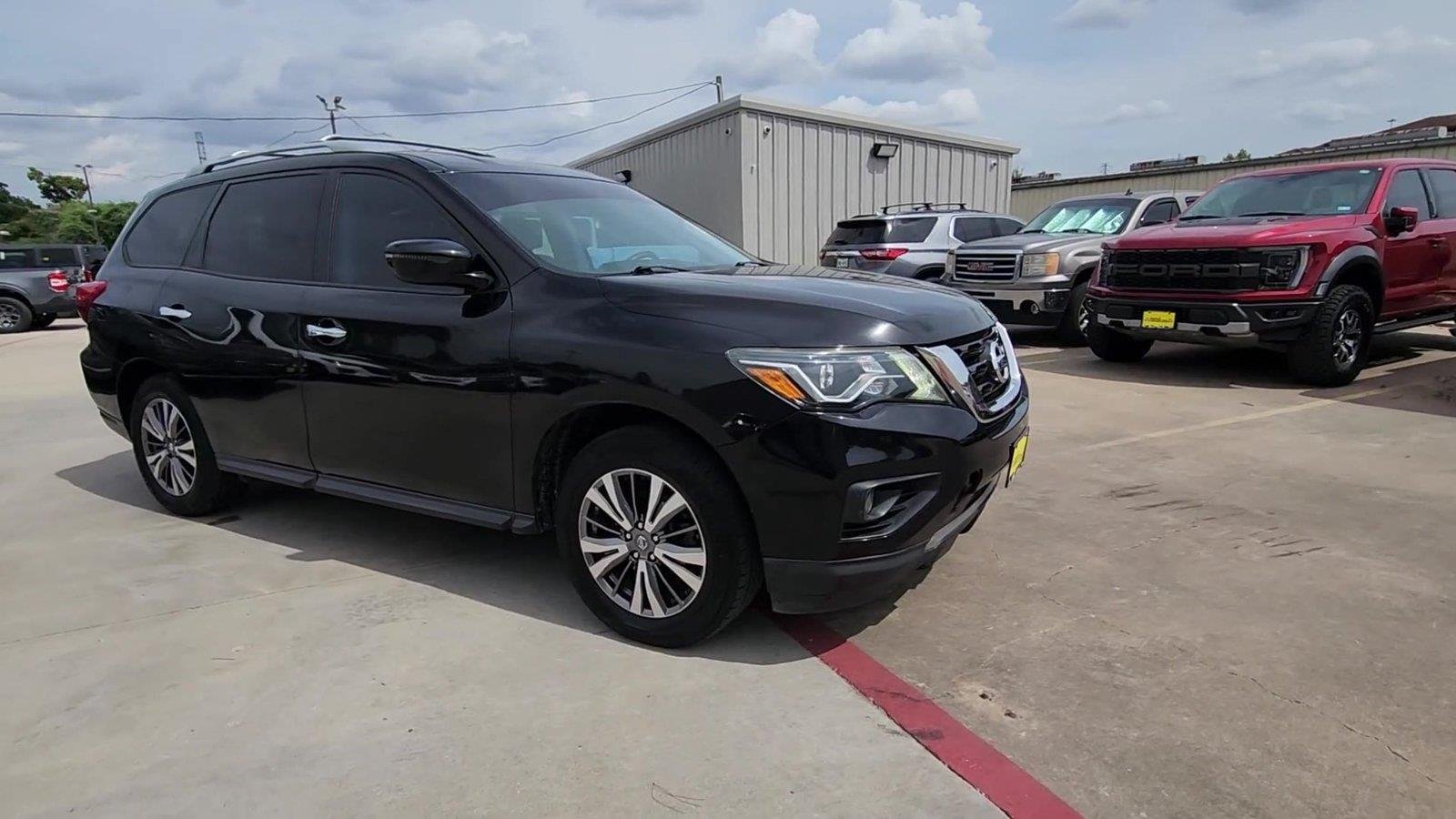 Used 2019 Nissan Pathfinder SV FWD image 2