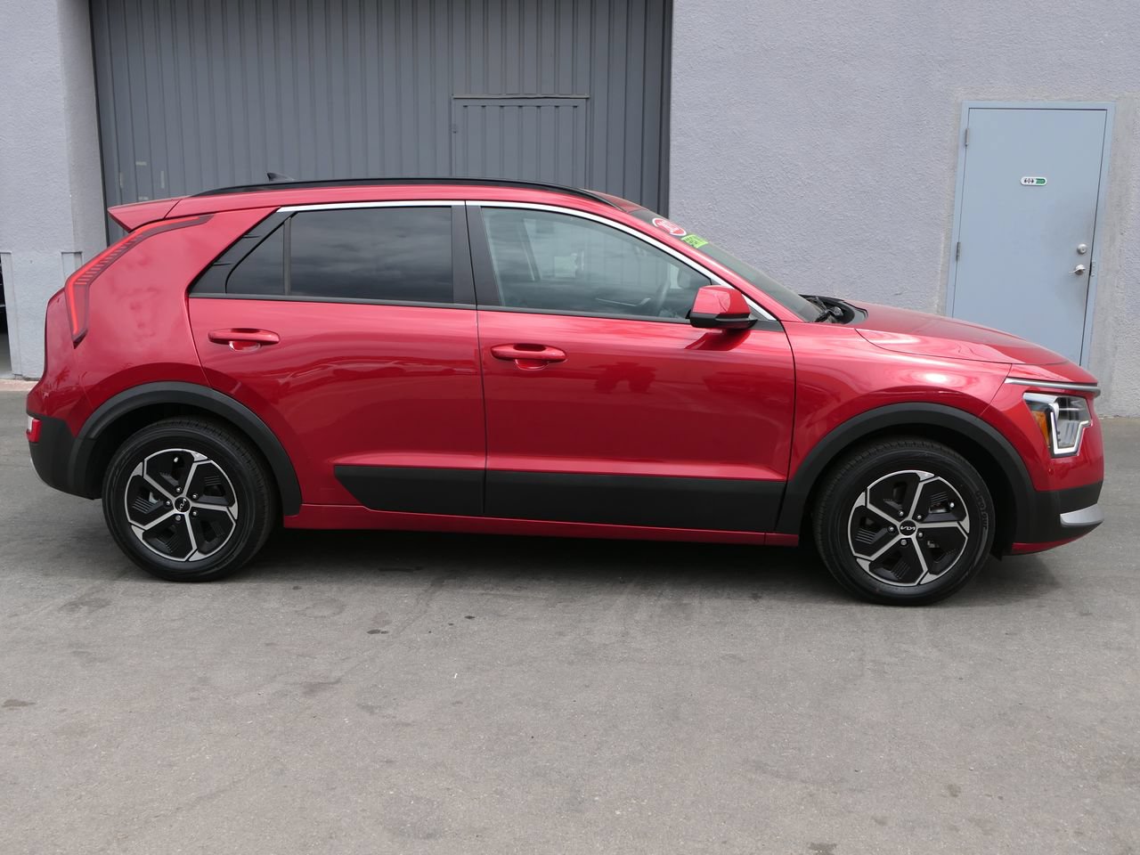 Used 2023 Kia Niro LX FWD image 2