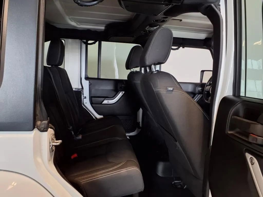Used 2016 Jeep Wrangler Unlimited Sahara image 9