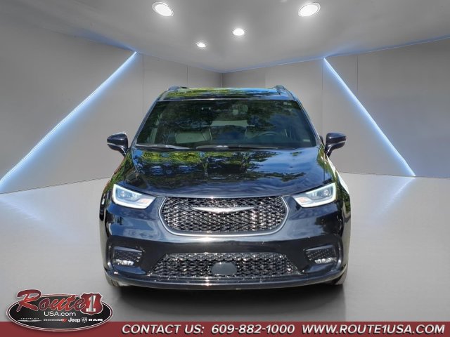 Used 2025 Chrysler Pacifica Limited FWD image 9