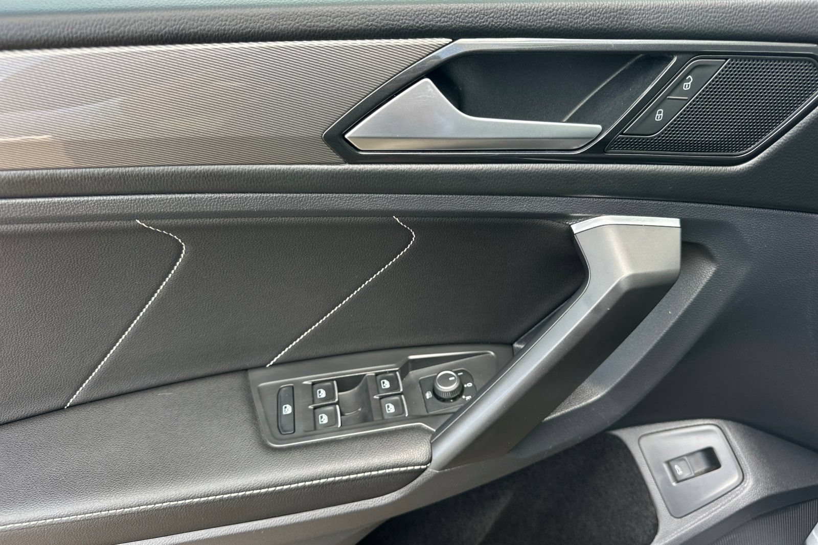 Used 2023 Volkswagen Tiguan SE w/ Panoramic Sunroof Package FWD image 11