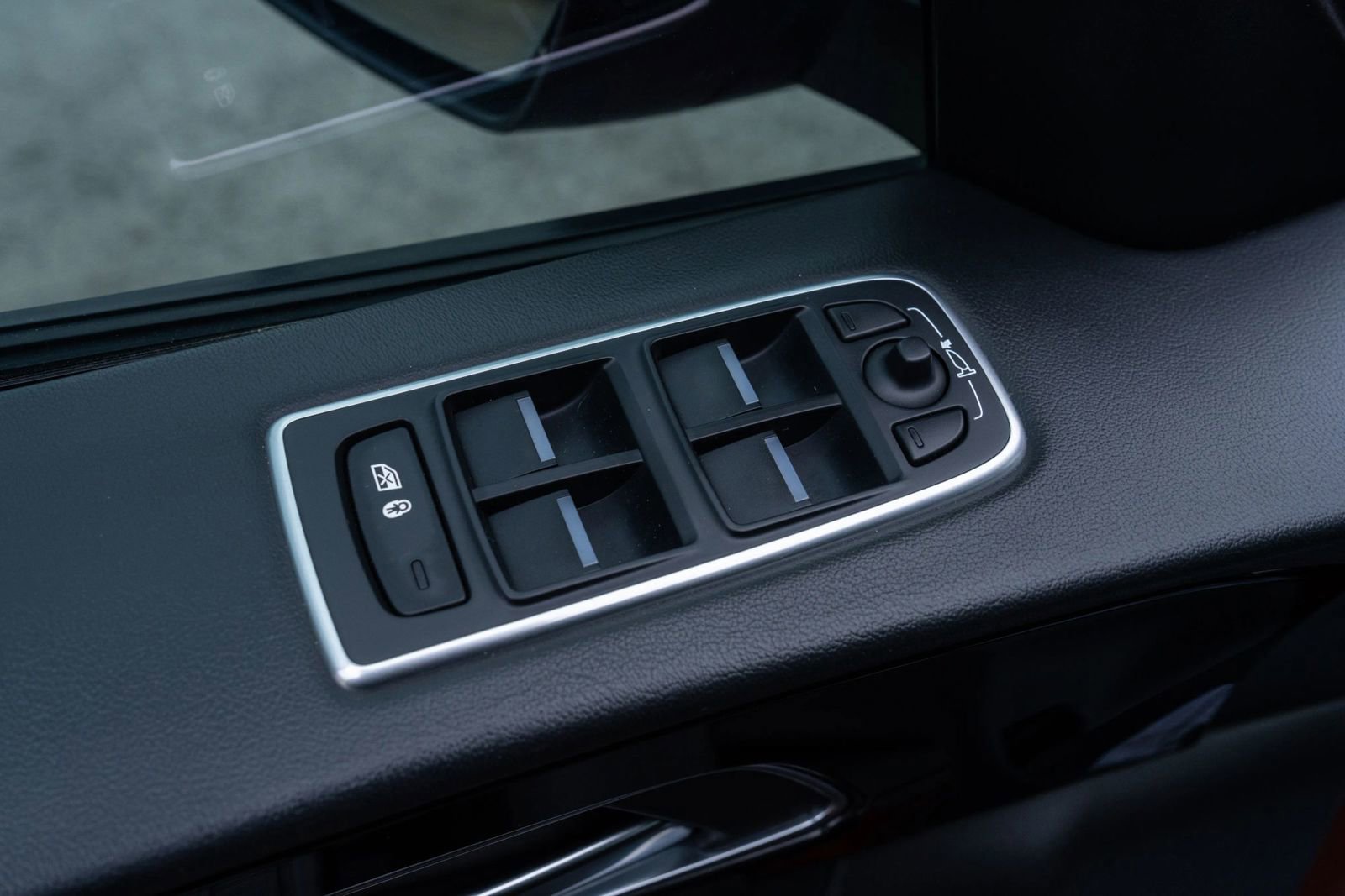 Used 2018 Jaguar F-PACE Premium image 28