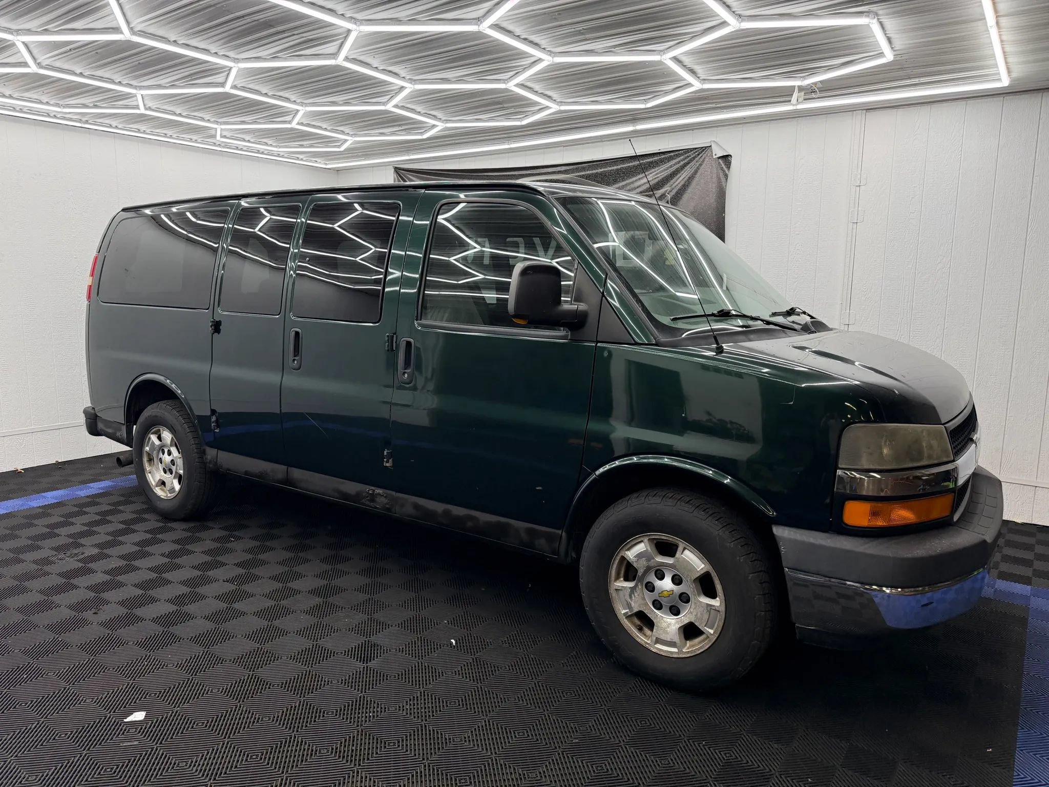 Used 2010 Chevrolet Express 1500 LT w/ LT Preferred Equipment Group RWD image 2