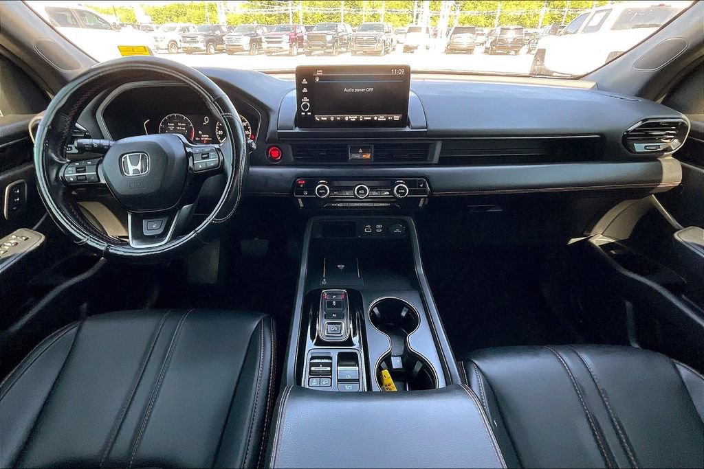 Used 2025 Honda Pilot TrailSport image 5