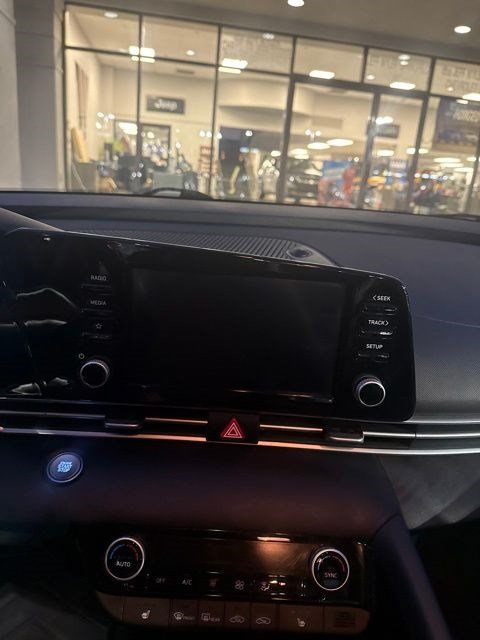 Used 2022 Hyundai Elantra SEL w/ Convenience + Premium Package FWD image 7