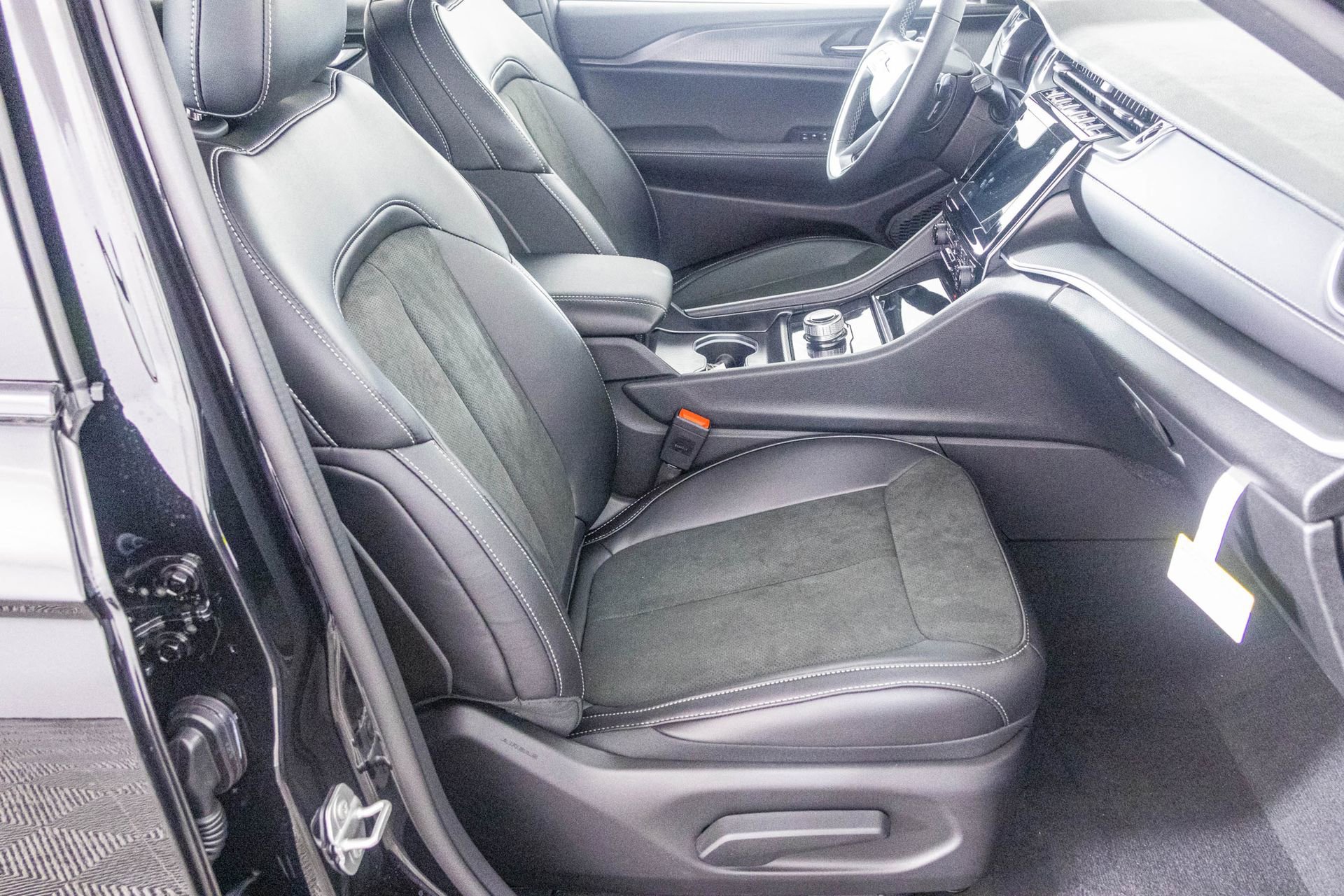 New 2025 Jeep Grand Cherokee L Altitude image 39