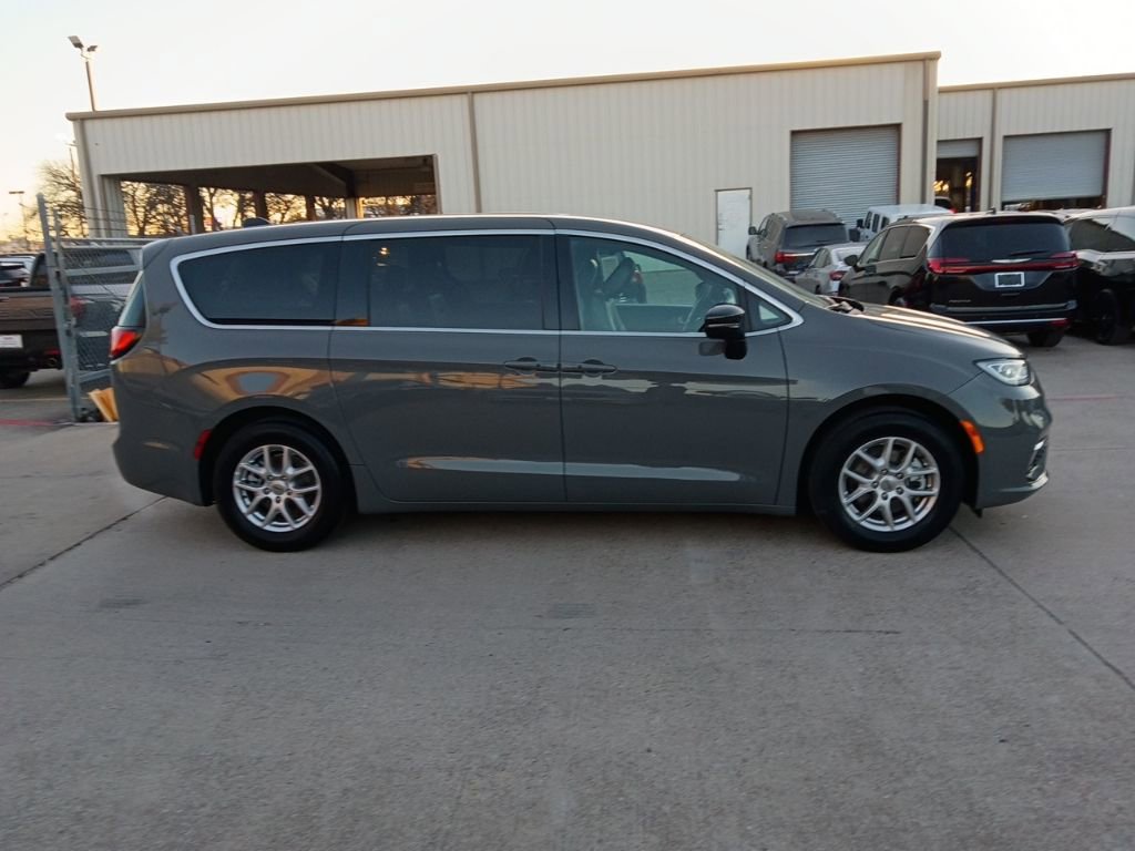 Used 2025 Chrysler Pacifica Select image 7