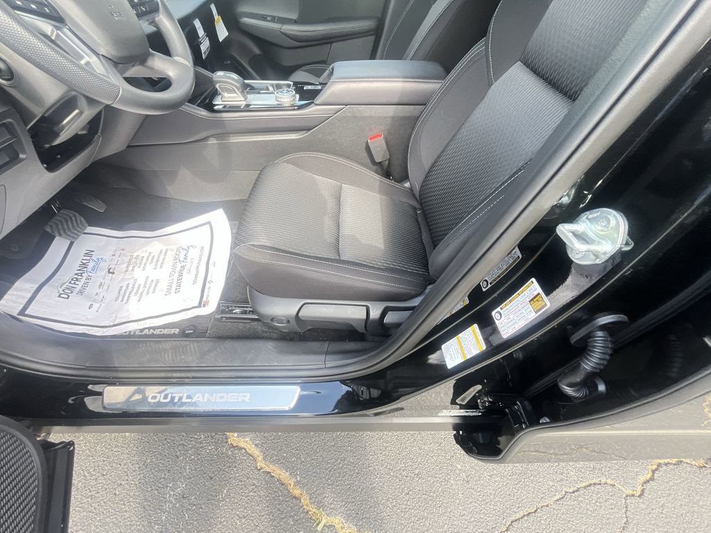 New 2025 Mitsubishi Outlander ES image 12