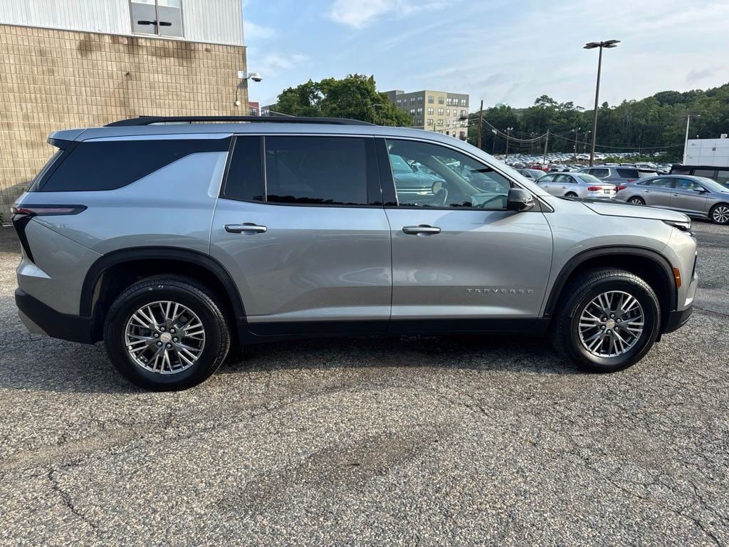 Used 2024 Chevrolet Traverse LT w/ LPO, Floor Liner Package FWD image 39