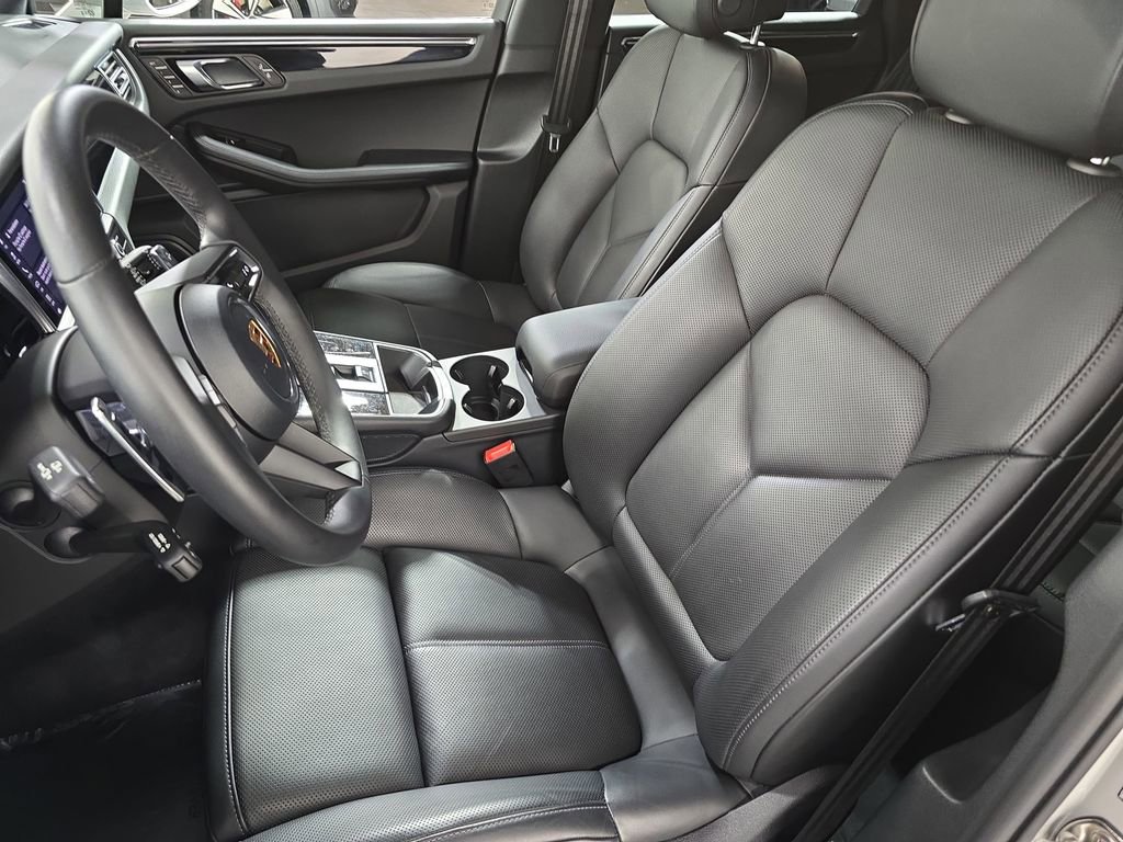 Certified 2026 Porsche Macan AWD/4WD image 5