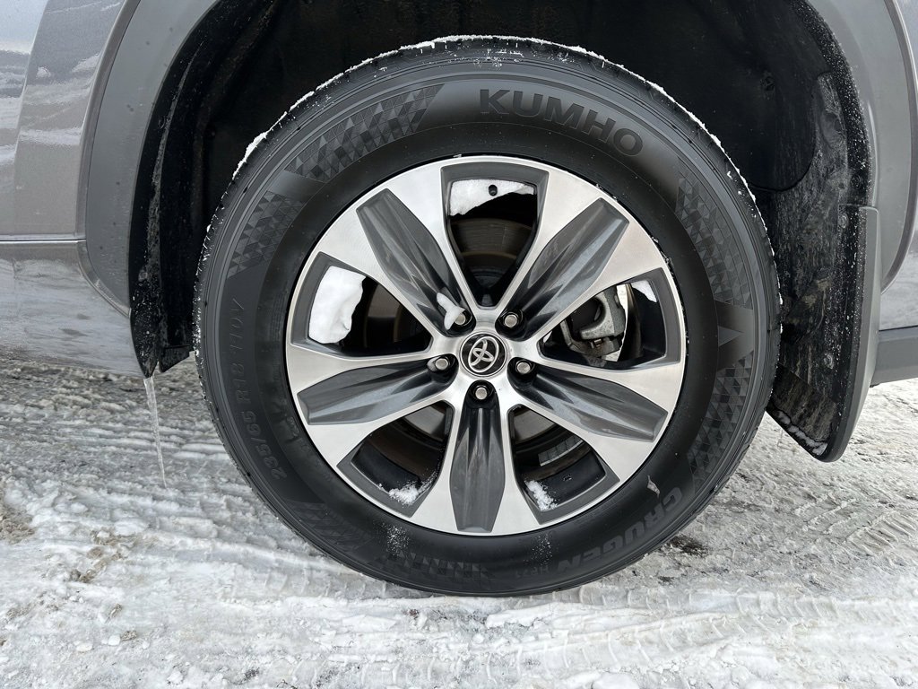 Certified 2024 Toyota Highlander XLE image 12