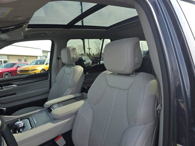 Used 2024 Jeep Wagoneer Series III w/ Premium Group I AWD/4WD image 17