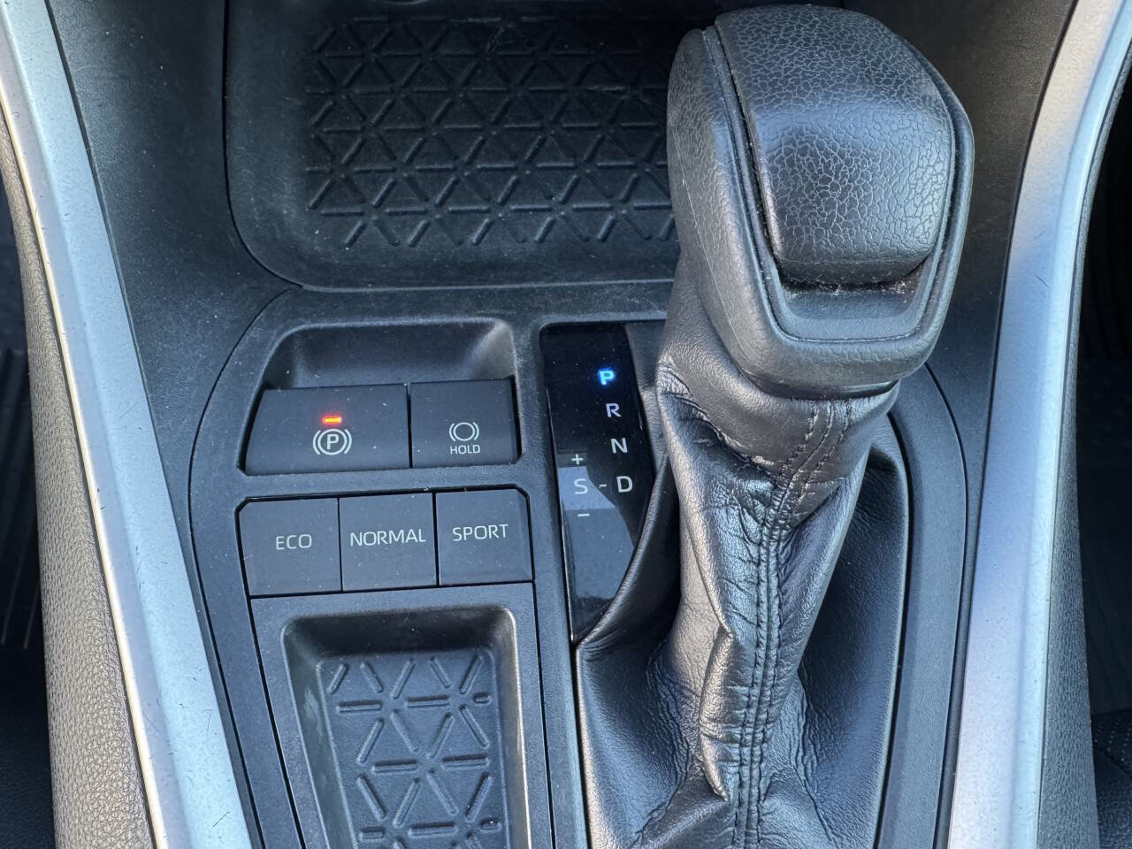 Used 2019 Toyota RAV4 LE image 17