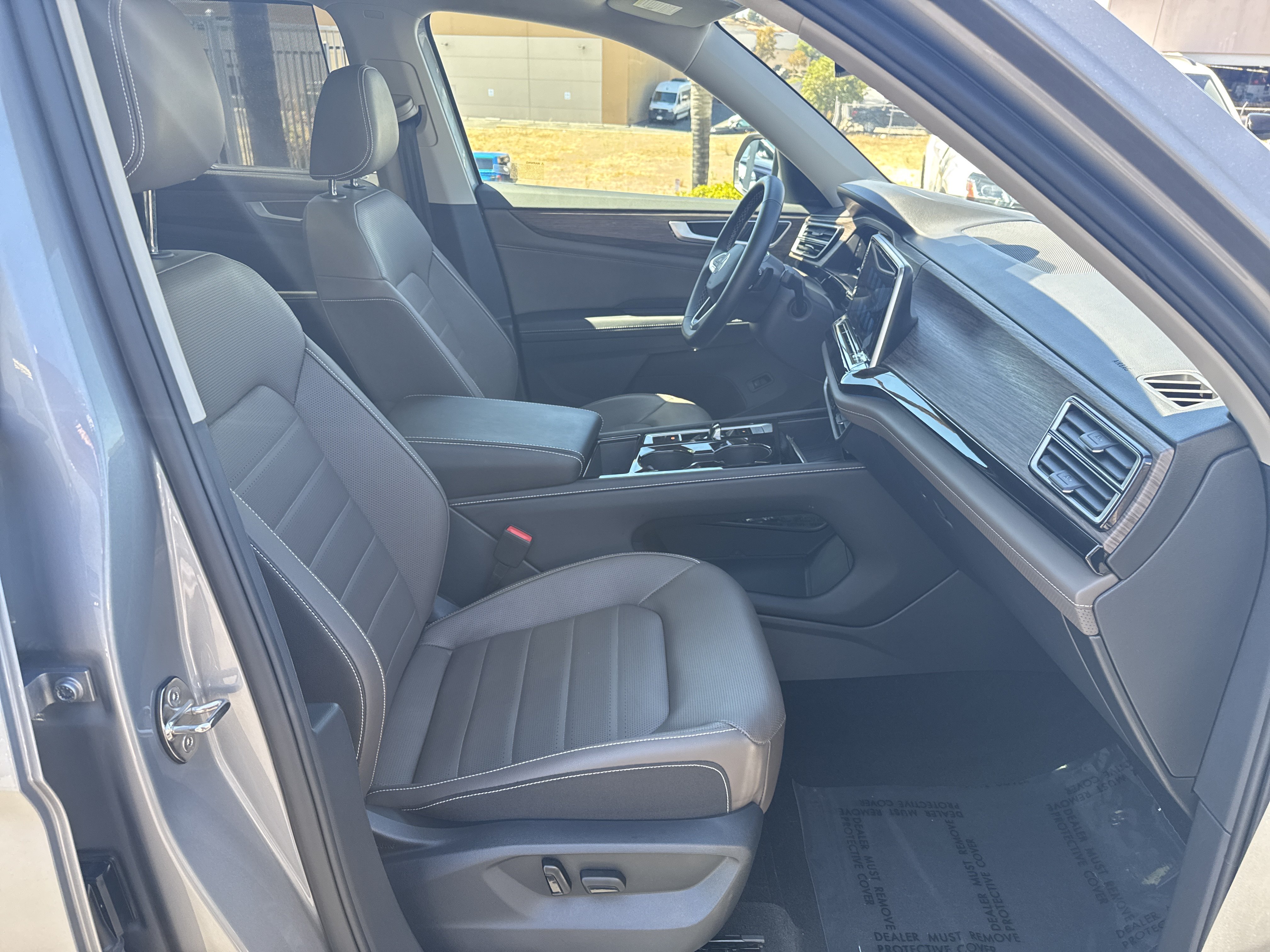 Used 2025 Volkswagen Atlas SEL AWD/4WD image 34