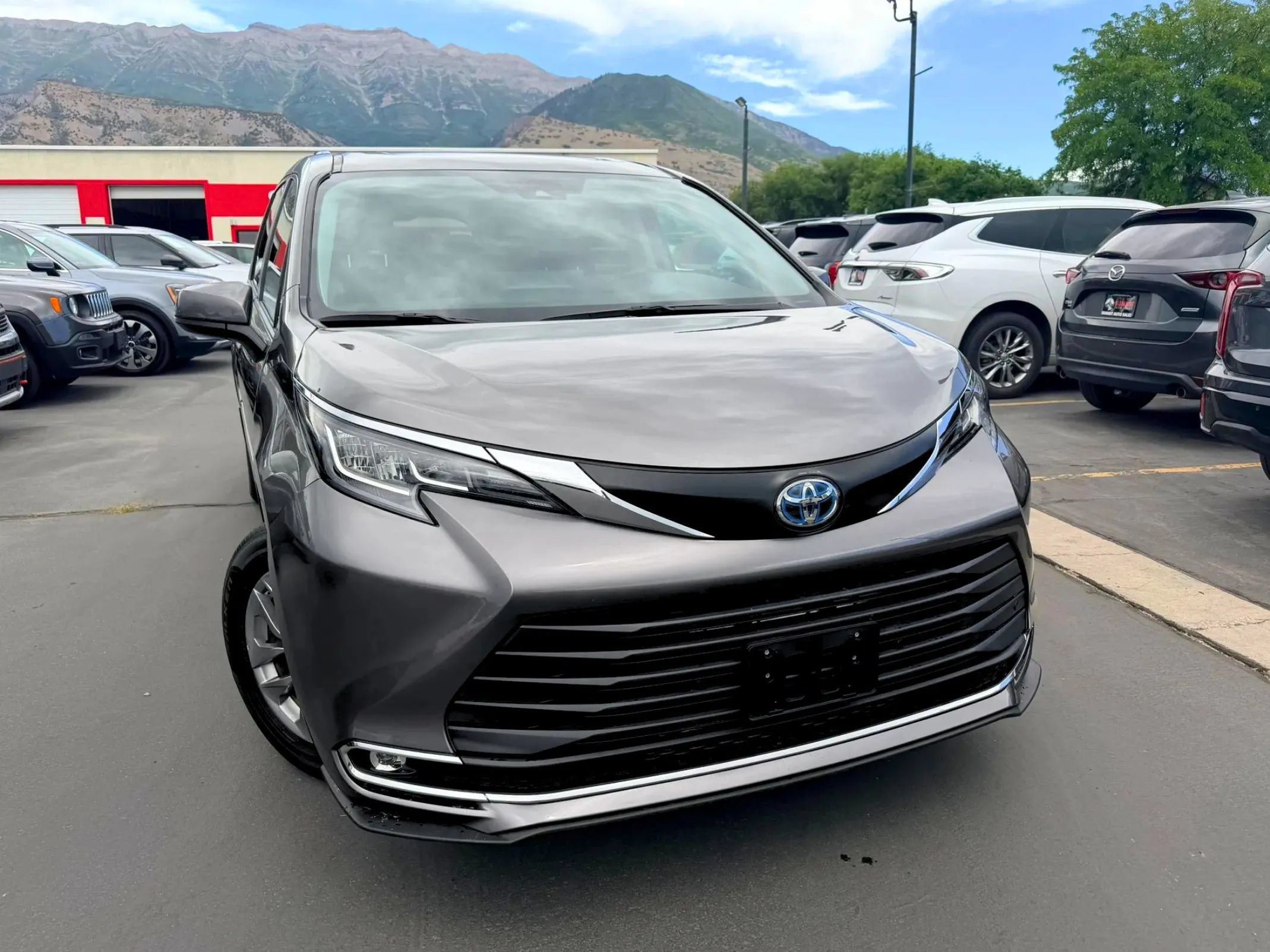 Used 2023 Toyota Sienna XLE AWD/4WD image 2