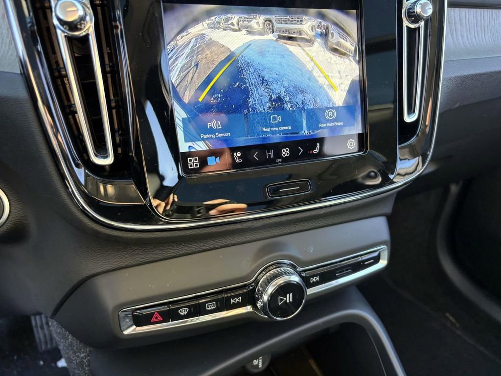 Used 2025 Volvo XC40 B5 Core image 18