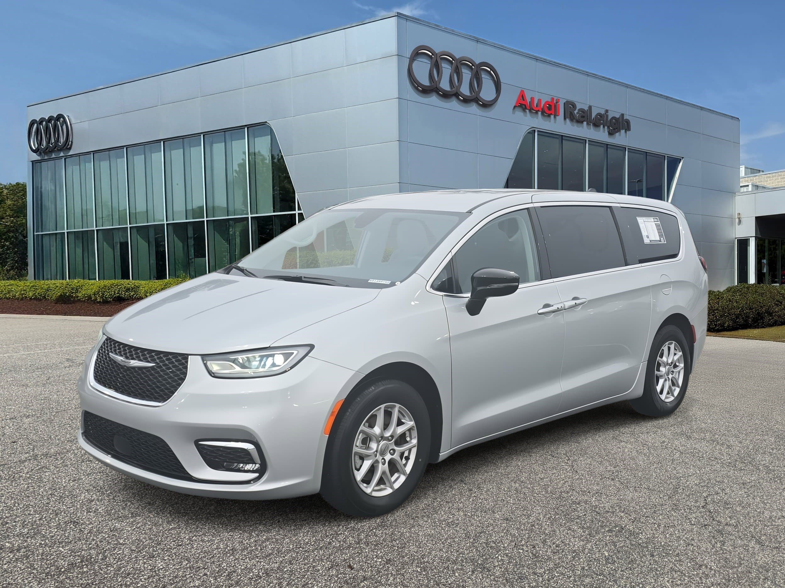 Used 2024 Chrysler Pacifica Touring-L image 1