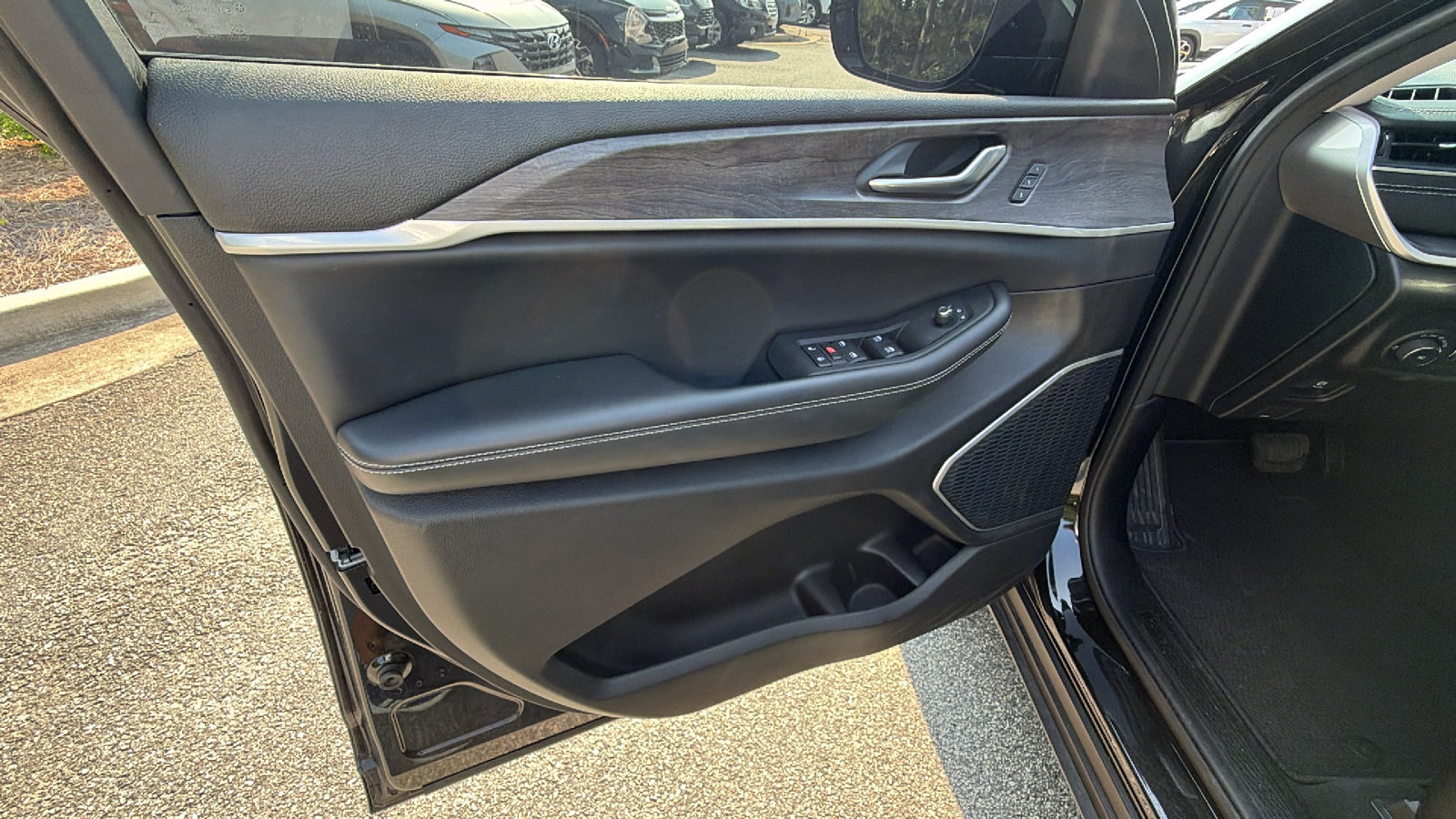 Used 2022 Jeep Grand Cherokee Limited w/ Luxury Tech Group II RWD image 14
