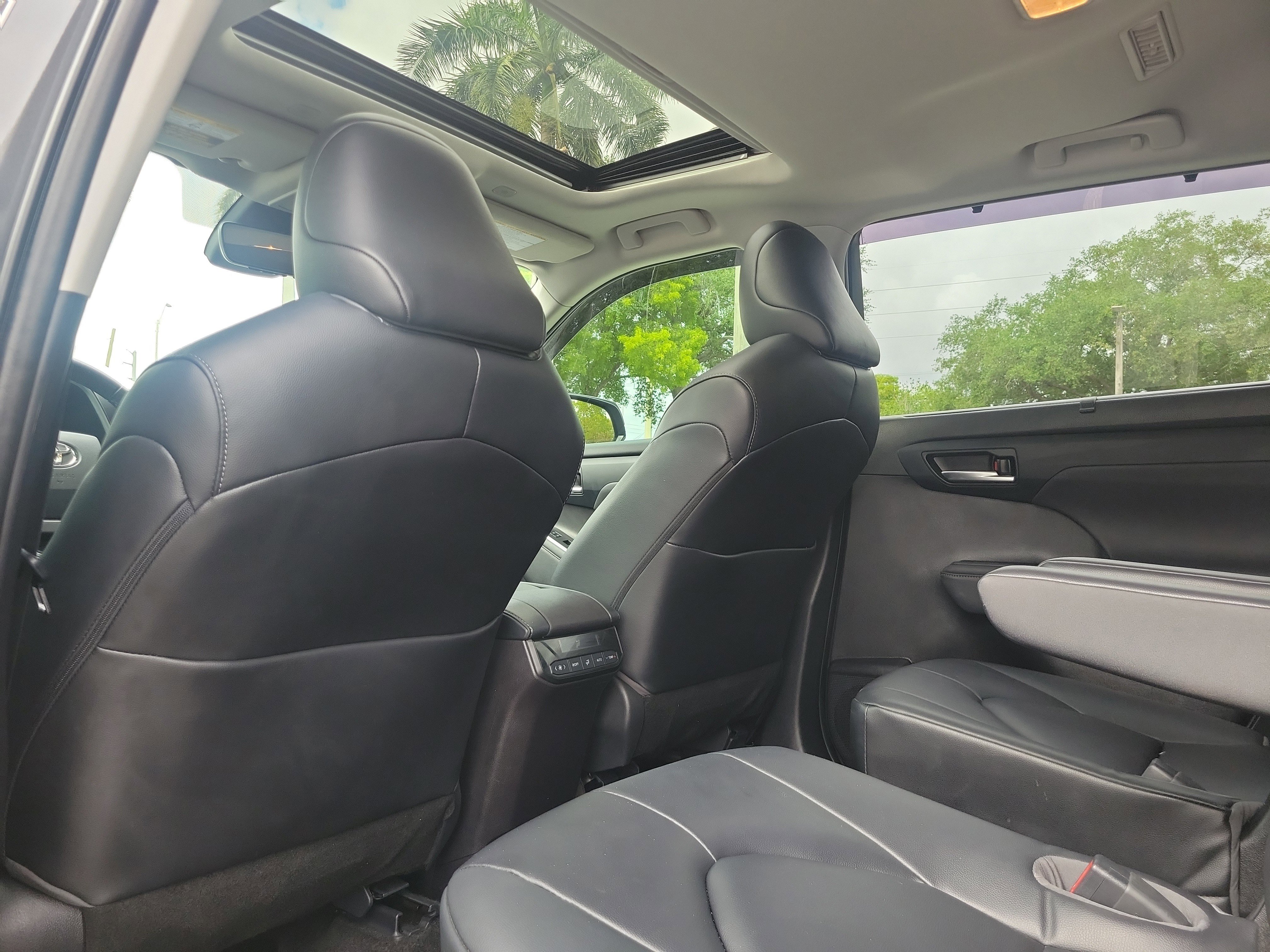 Used 2023 Toyota Highlander XLE FWD image 14