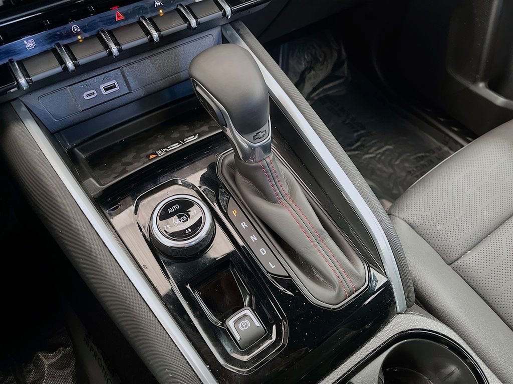 Used 2025 Chevrolet Colorado Z71 w/ Technology Package AWD/4WD image 17