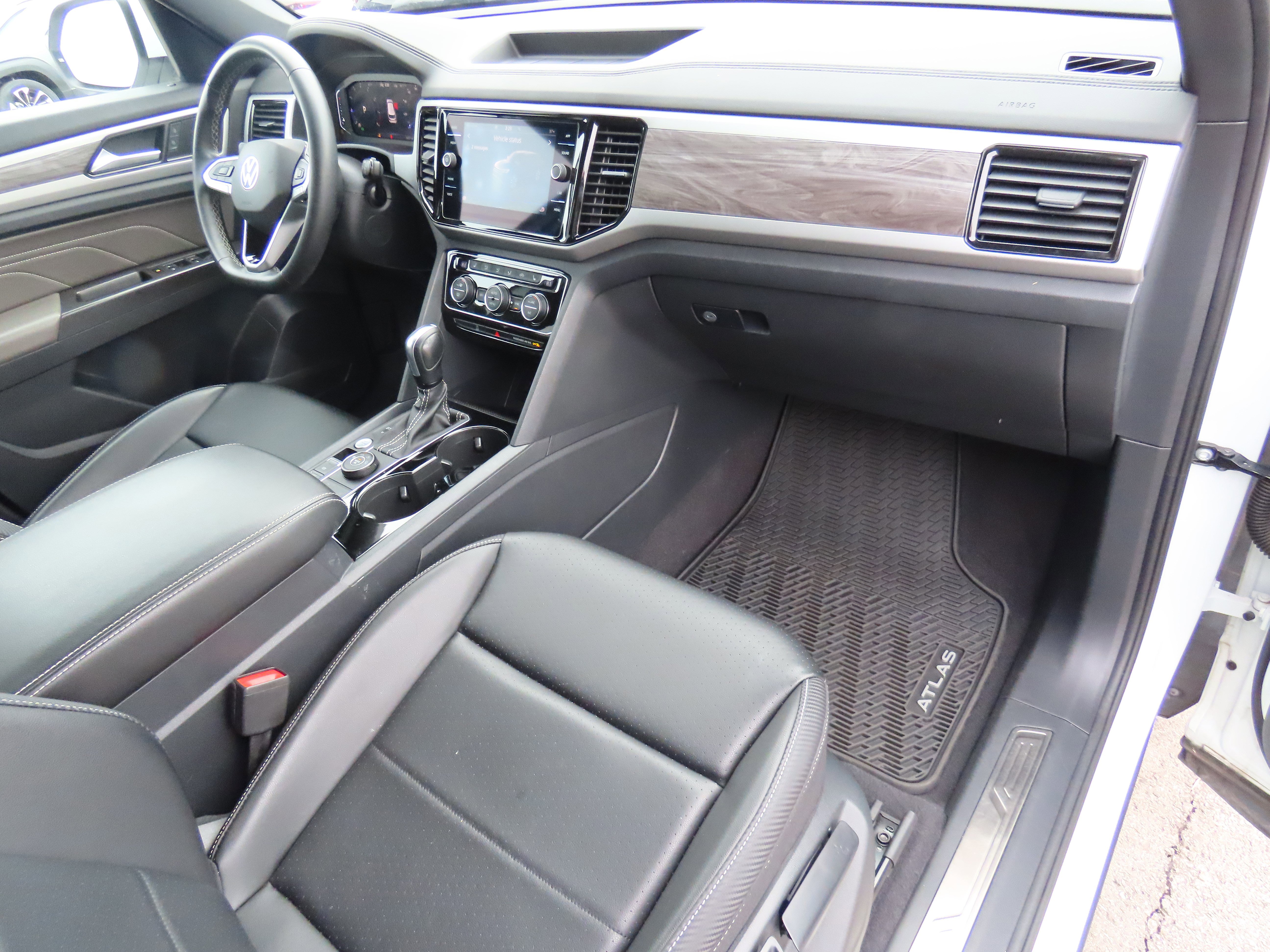 Used 2022 Volkswagen Atlas Cross Sport SE w/ Panoramic Sunroof Package image 11