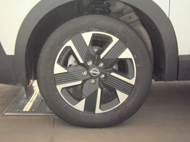 Used 2025 Nissan Kicks SV AWD/4WD image 17