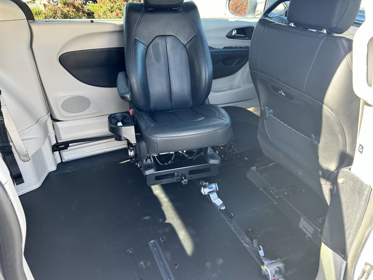 Used 2021 Chrysler Pacifica Touring-L w/ Premium & Safety Sphere Group image 22