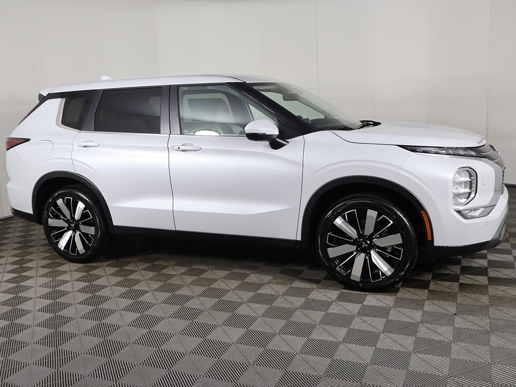 New 2025 Mitsubishi Outlander SE image 20