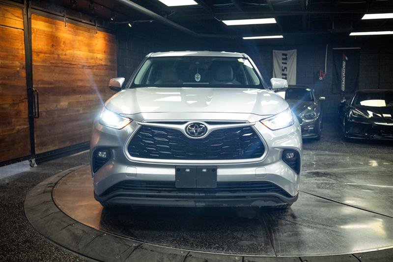 Used 2022 Toyota Highlander LE AWD/4WD image 4