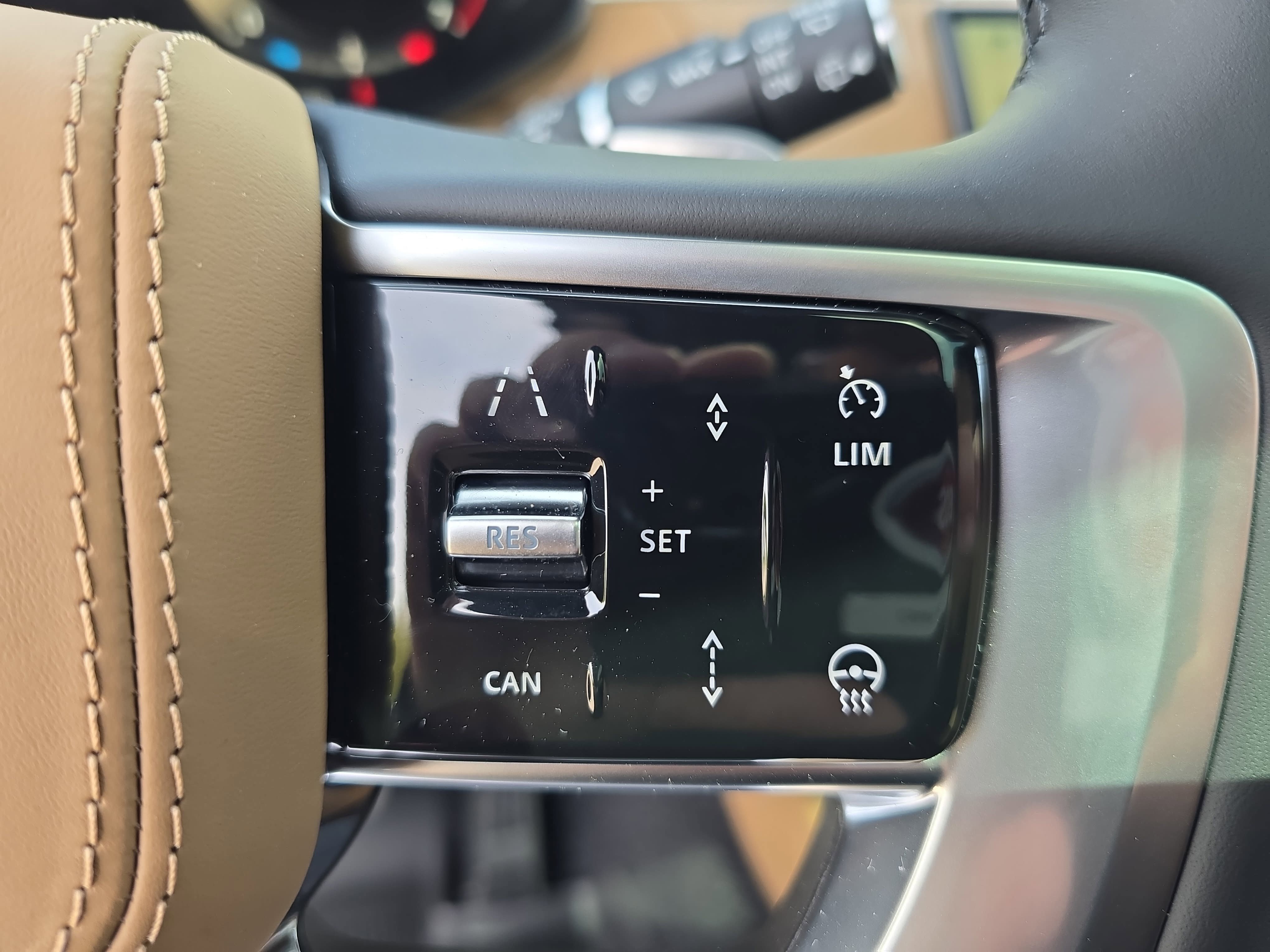 New 2026 Land Rover Range Rover Long Wheelbase SE AWD/4WD image 18