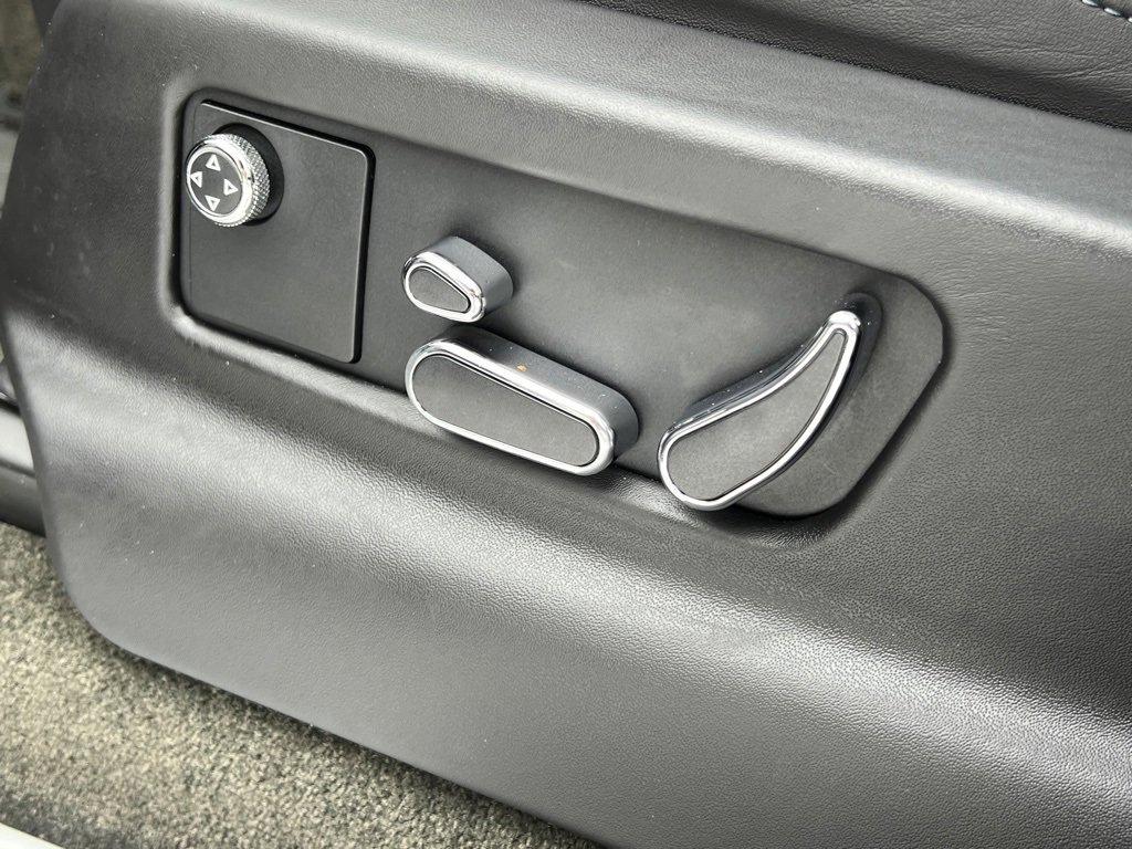 Used 2022 Bentley Bentayga V8 image 41