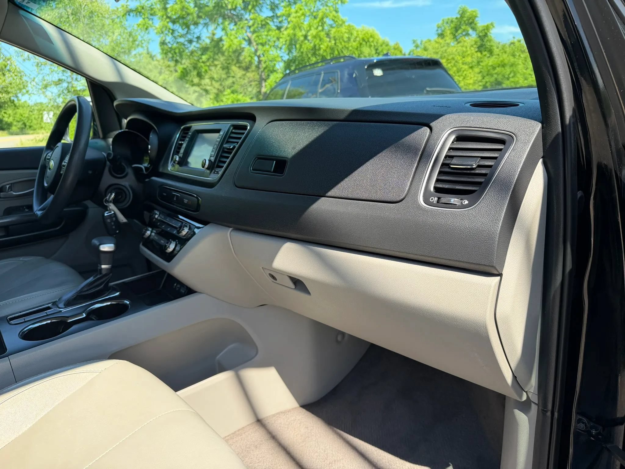 Used 2019 Kia Sedona LX FWD image 12