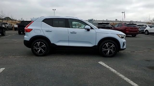 Used 2025 Volvo XC40 B5 Core image 9