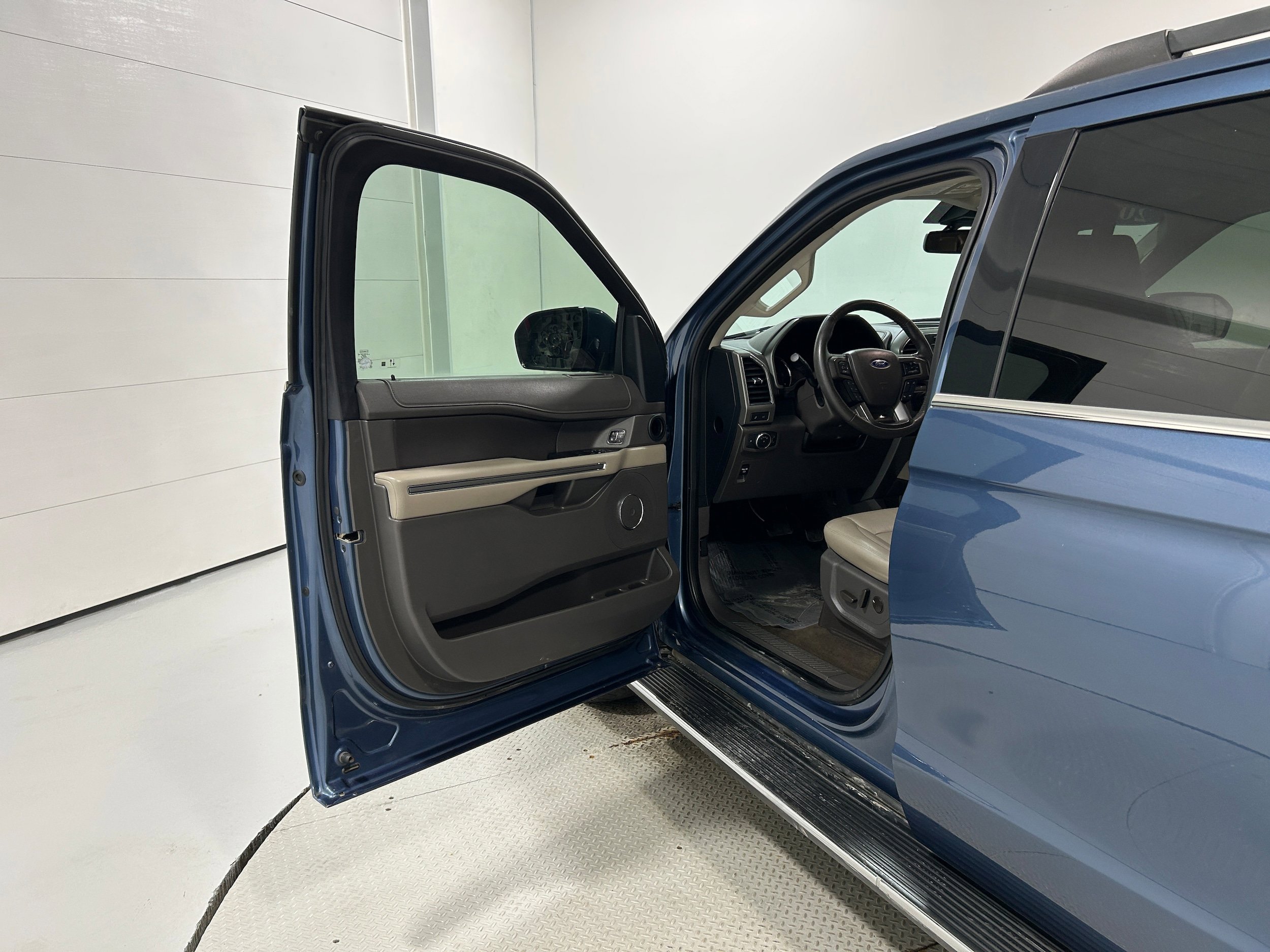 Used 2020 Ford Expedition Max XLT w/ Equipment Group 202A AWD/4WD image 24