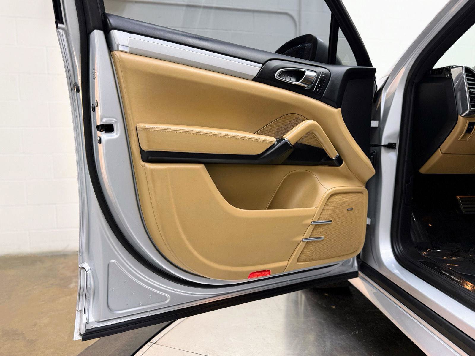 Used 2014 Porsche Cayenne GTS image 12