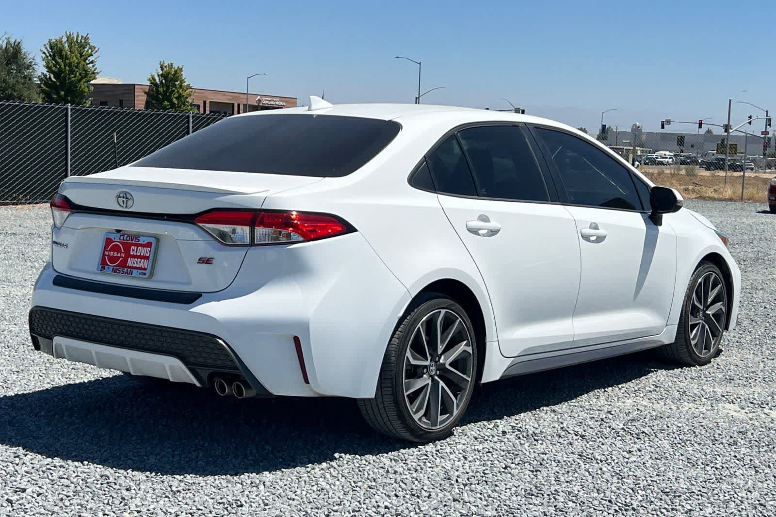 Used 2020 Toyota Corolla SE w/ SE Premium Package FWD image 3