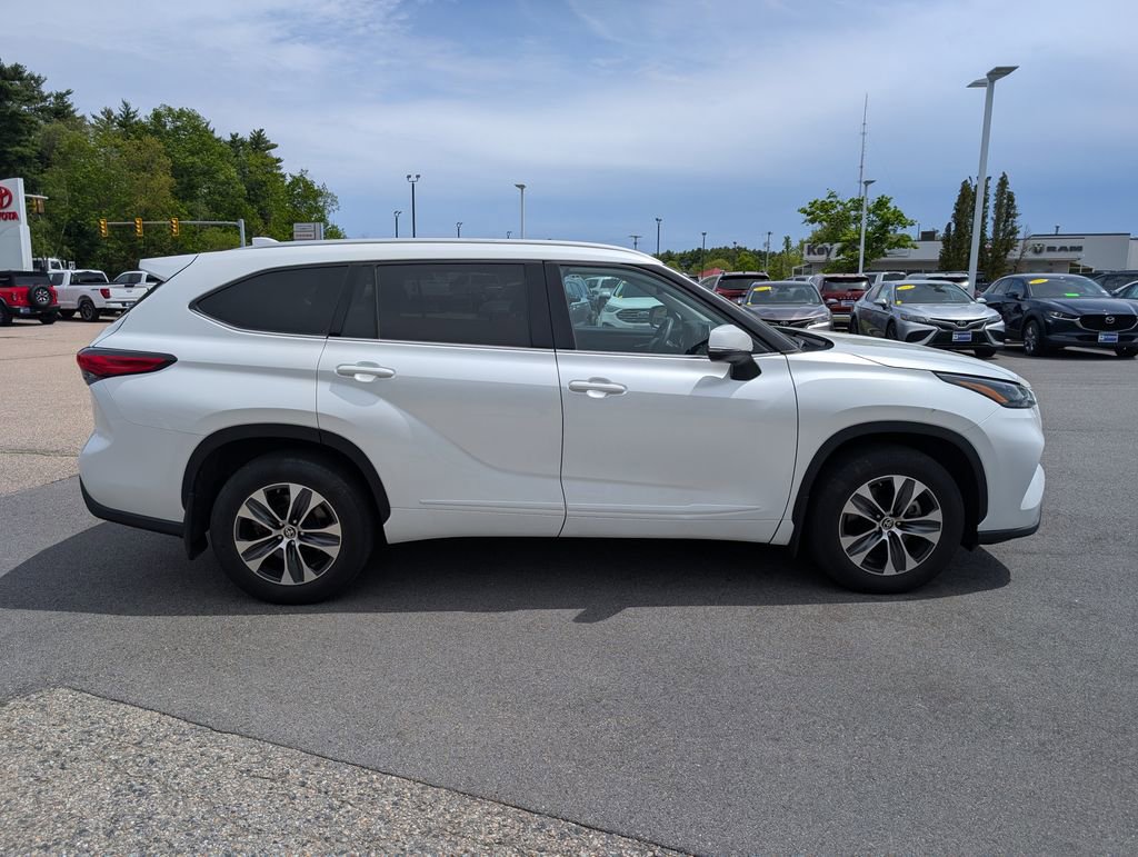 Used 2022 Toyota Highlander XLE AWD/4WD image 7