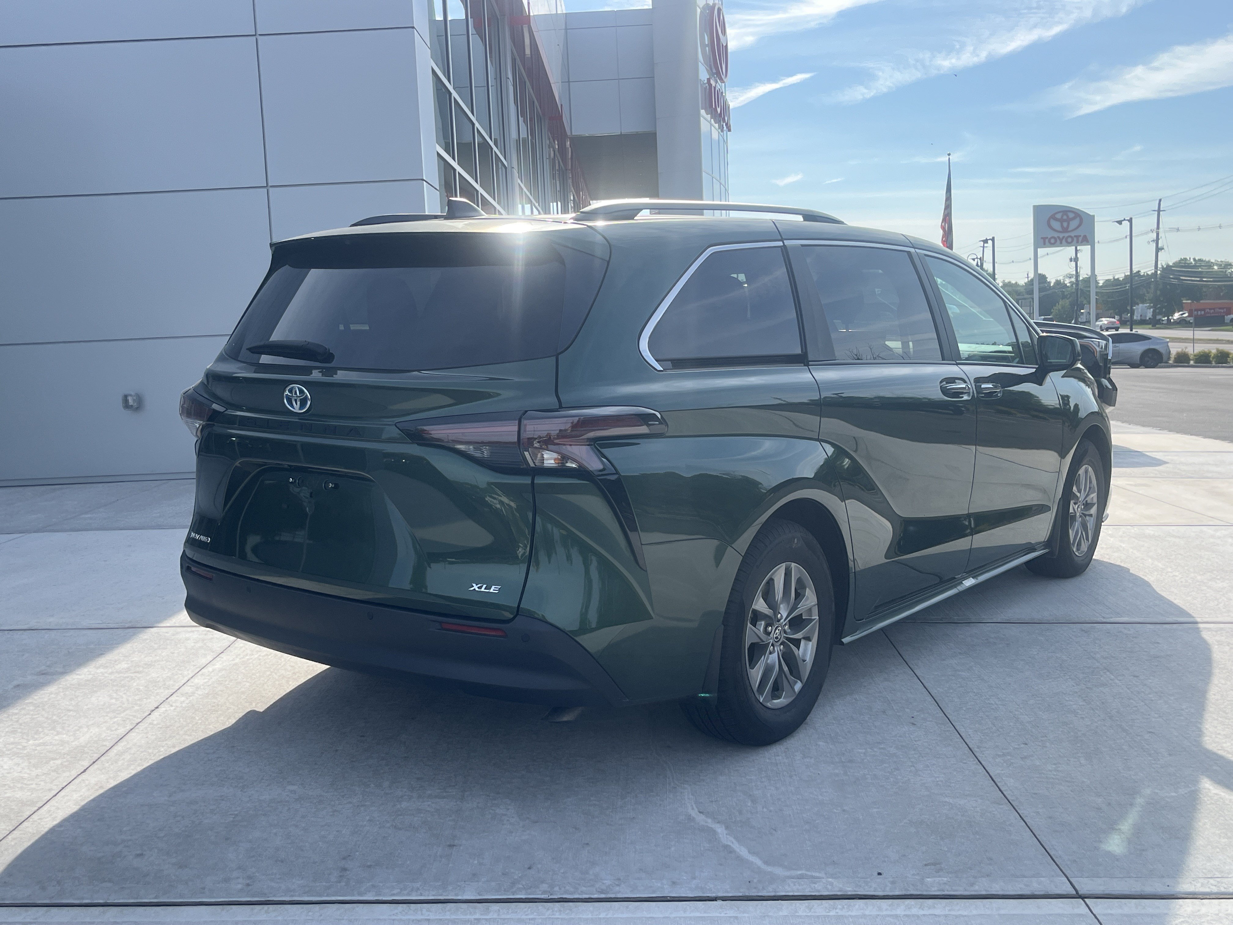 Used 2025 Toyota Sienna XLE w/ XLE Plus Package AWD/4WD image 3