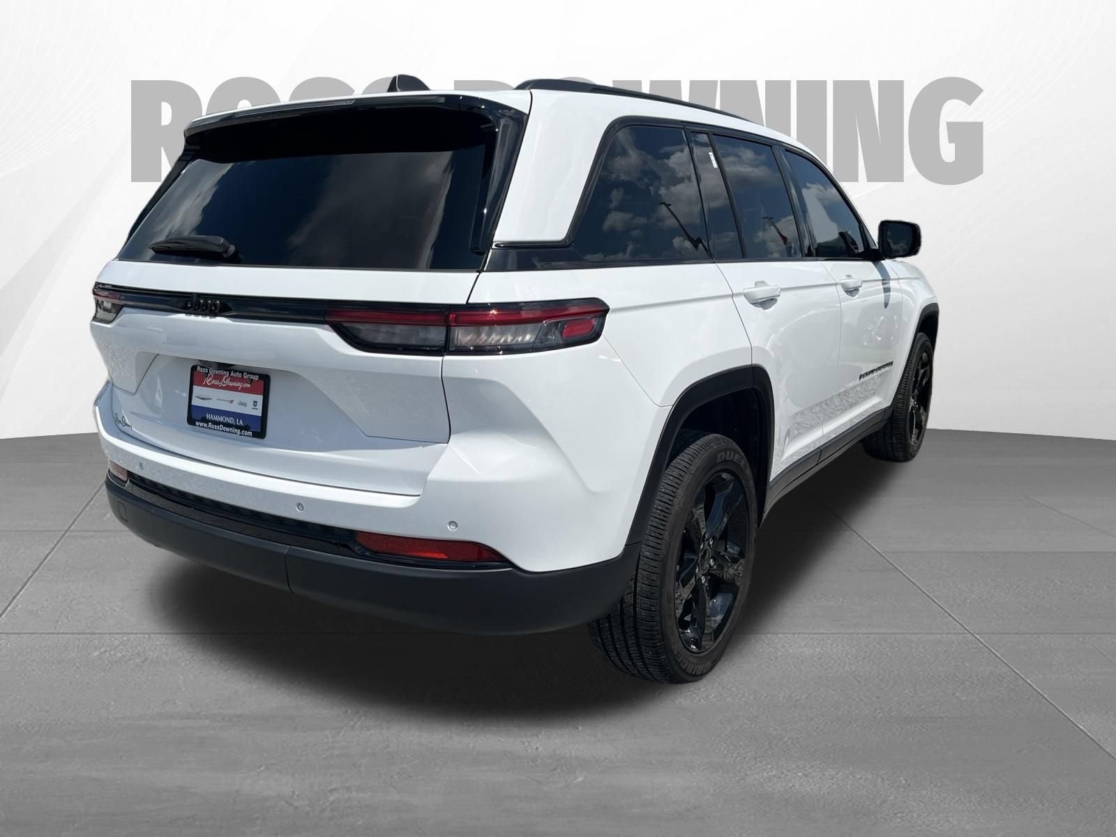 Used 2025 Jeep Grand Cherokee Altitude RWD image 4