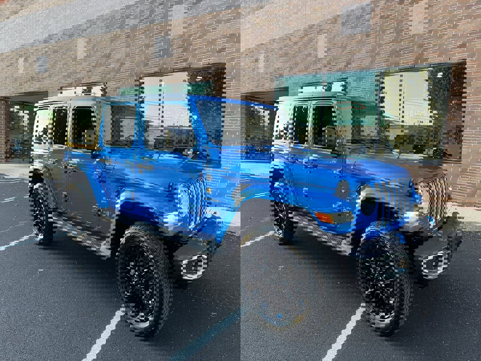 Used 2022 Jeep Wrangler Unlimited Sahara w/ Cold Weather Group image 29