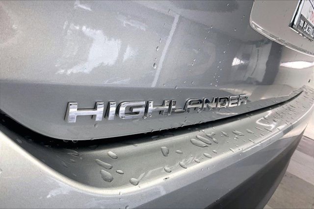 Used 2023 Toyota Highlander LE AWD/4WD image 32