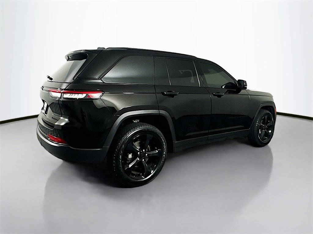 Used 2024 Jeep Grand Cherokee Limited w/ Black Appearance Package image 11