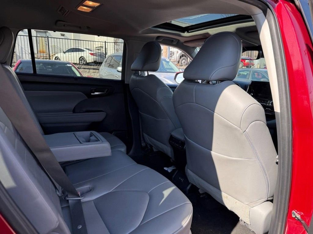 Certified 2023 Toyota Highlander XLE image 10