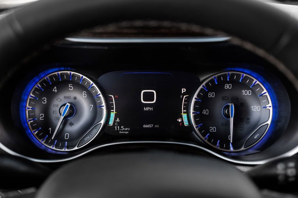 Used 2023 Chrysler Pacifica Limited image 15