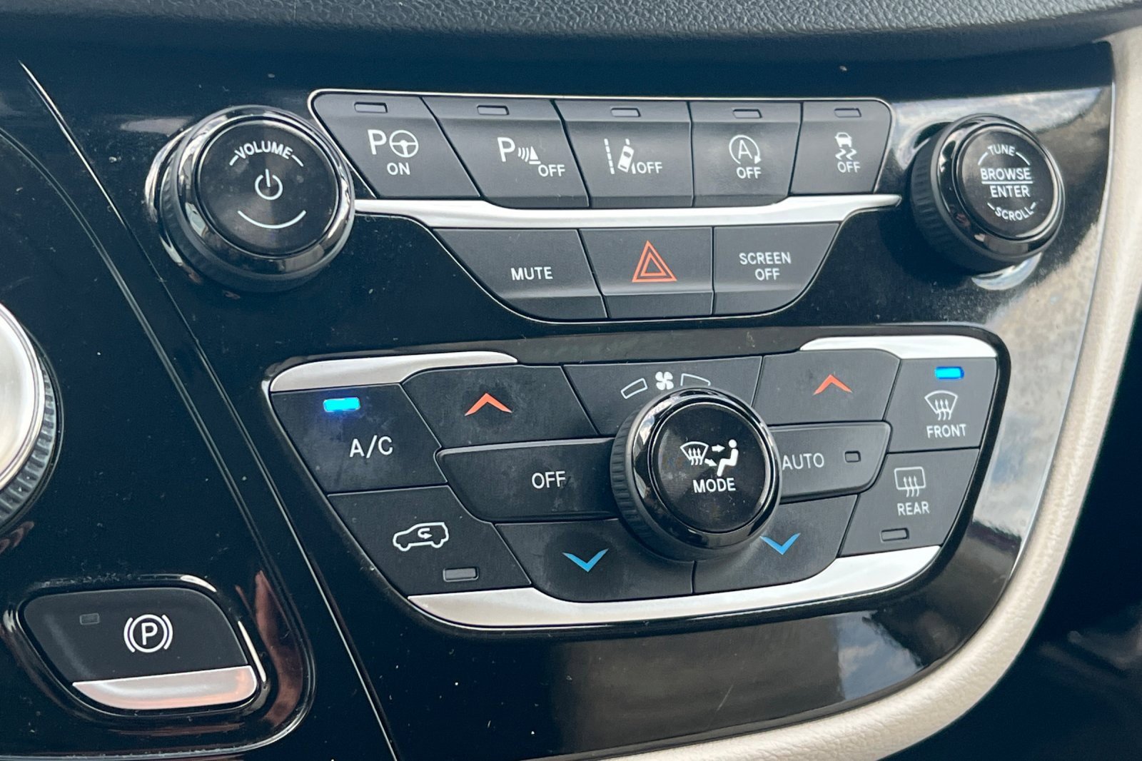 Used 2020 Chrysler Pacifica Touring-L Plus w/ Tire & Wheel Group image 22