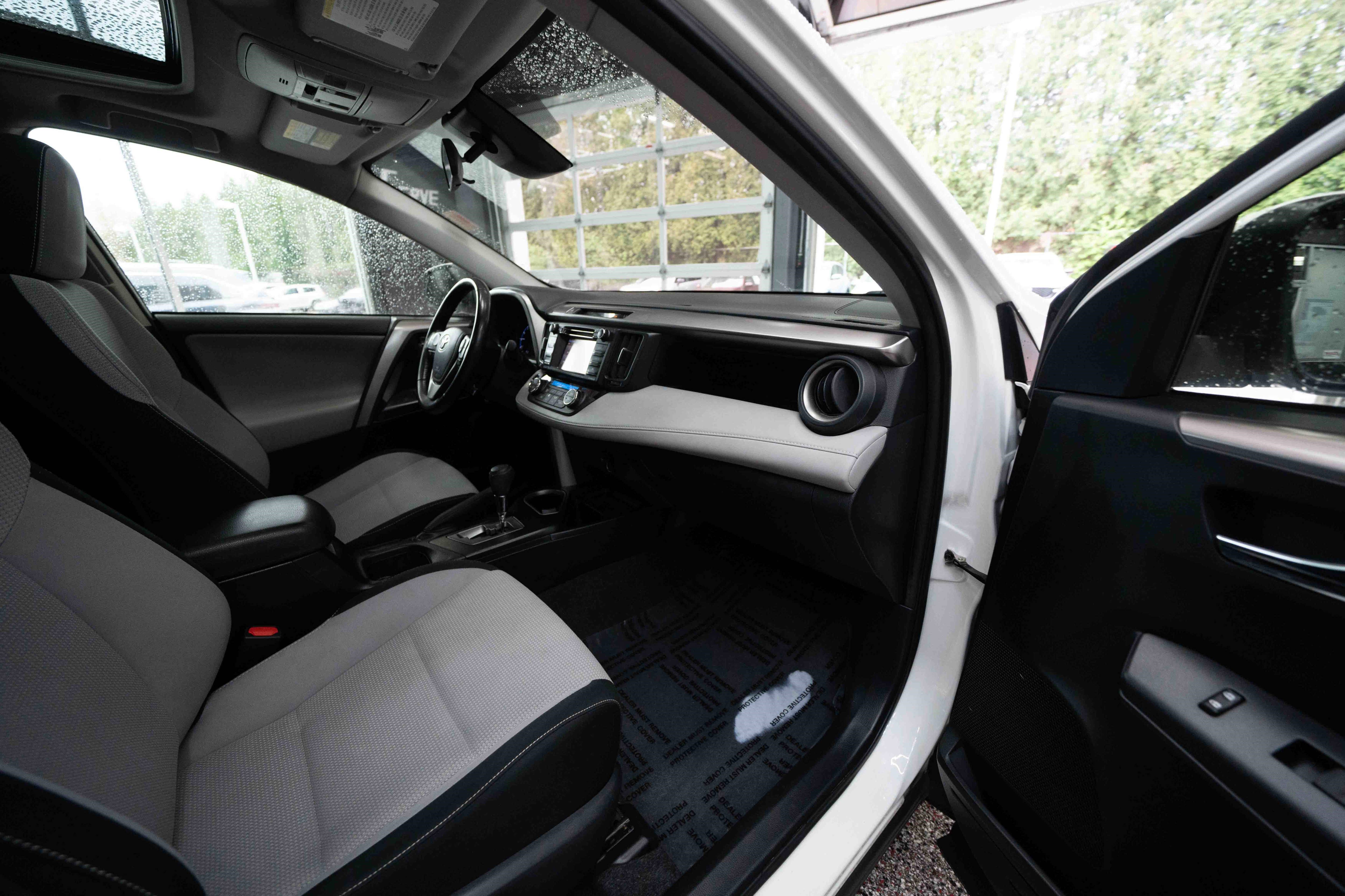 Used 2018 Toyota RAV4 XLE AWD/4WD image 27