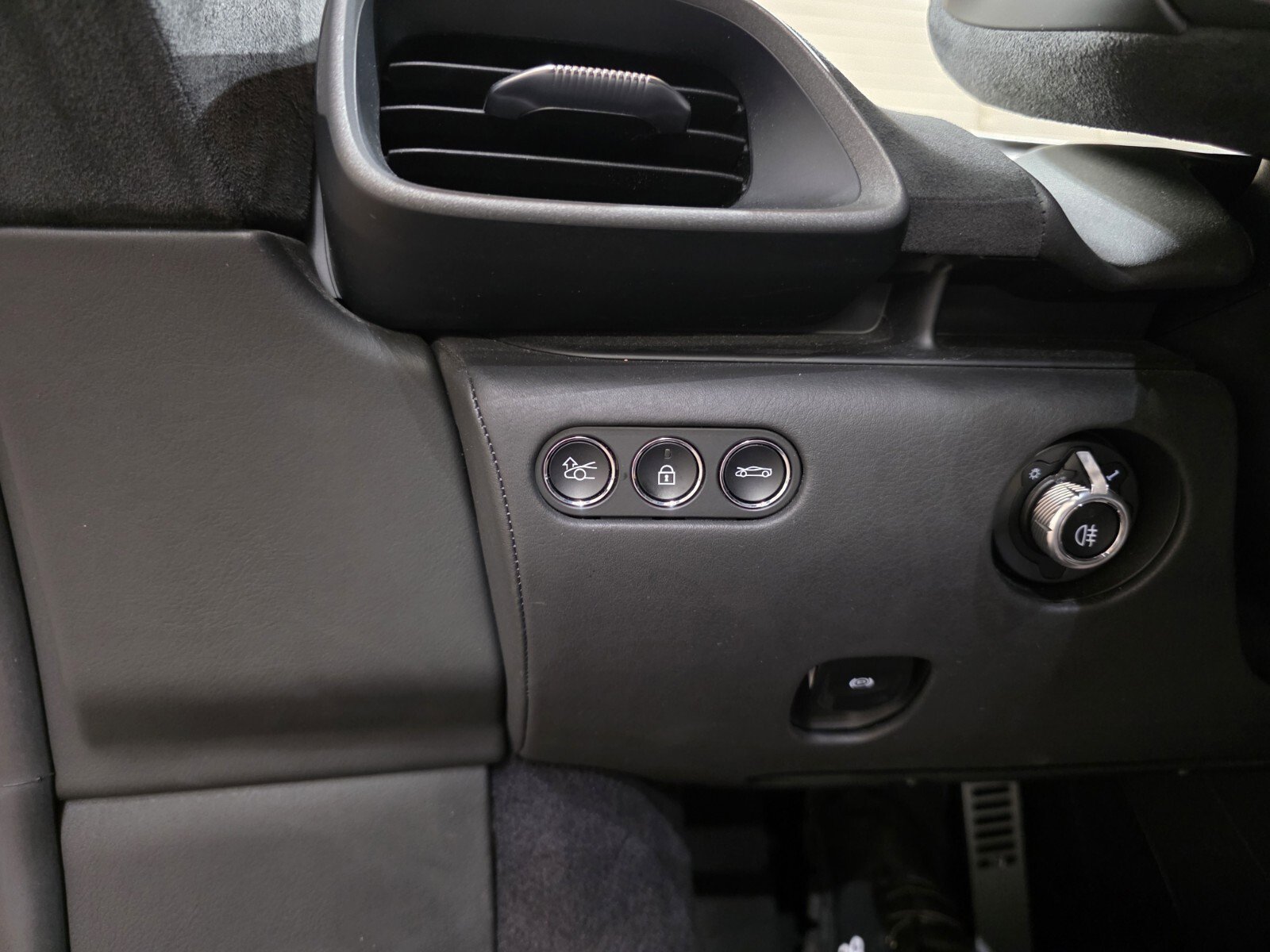 Used 2023 McLaren Artura image 15